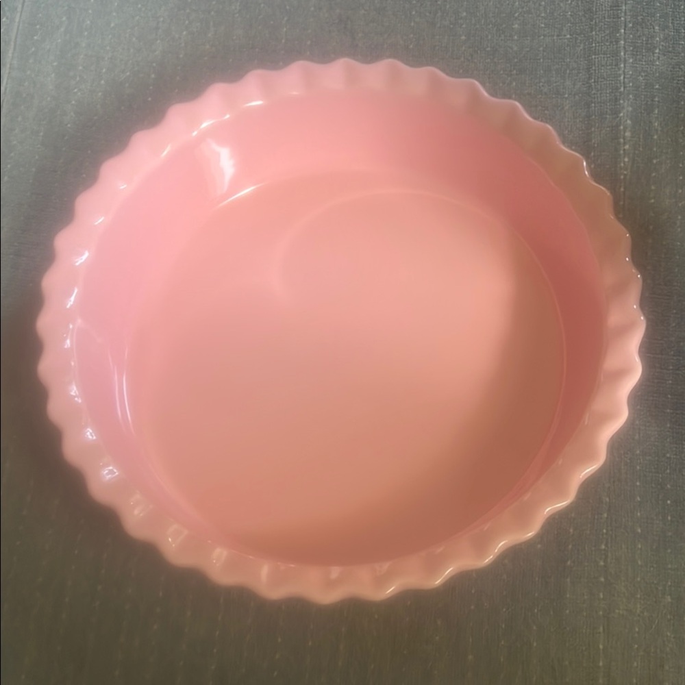 Chantal 1 Quart Fluted Baking Serving Dish Pink
Excellent Condition